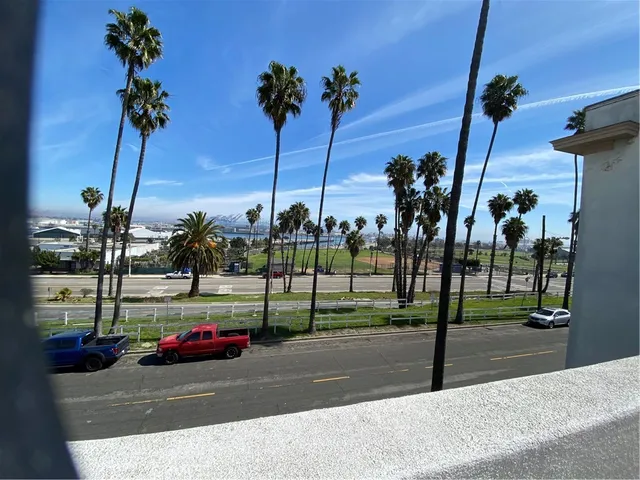 a view of a parking area