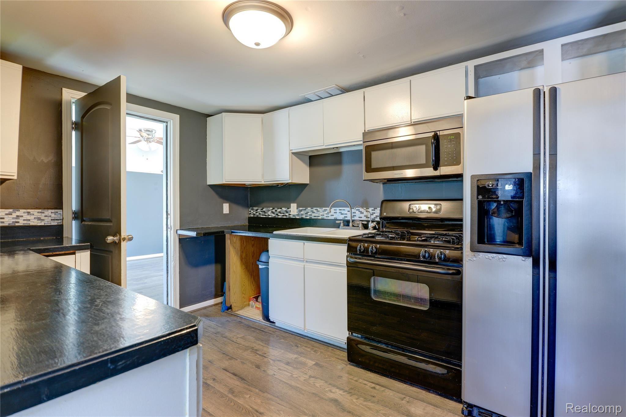 4296 North Genesee Road Flint, MI 48506 - Photo 4 of 17 Interior-4.jpg