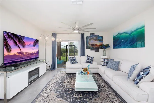 a view of entryway with workspace