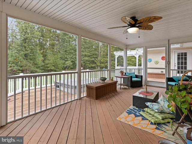 a view of yard with green space