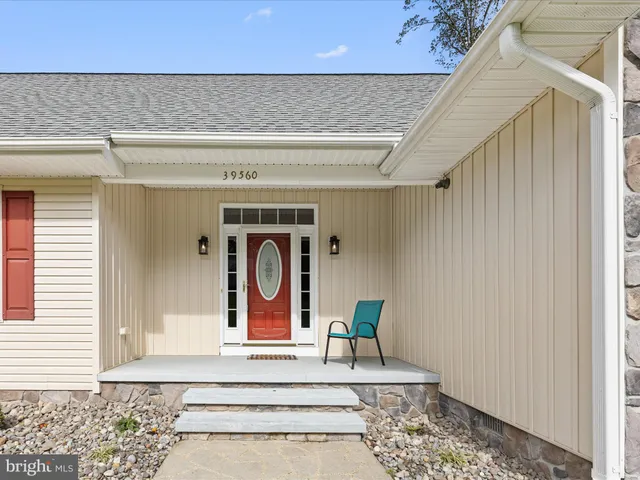 a view of a livingroom with hardwood floor and a ceiling fan
