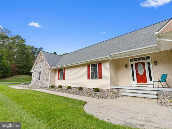 a view of a house with backyard and porch