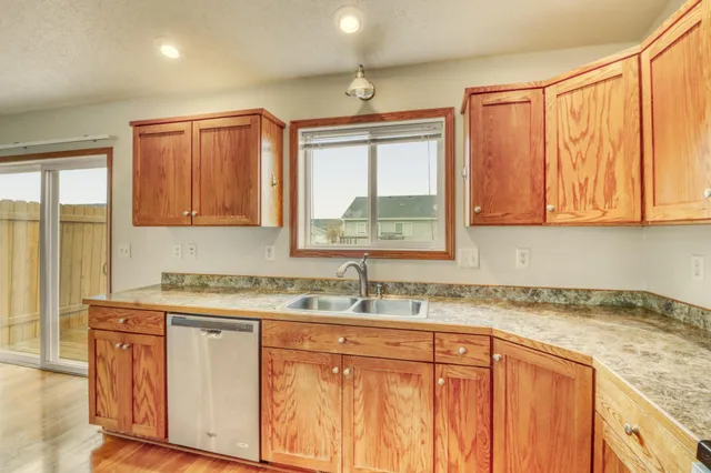 $347,500 | 1040 39th Avenue West, West Fargo, ND 58078