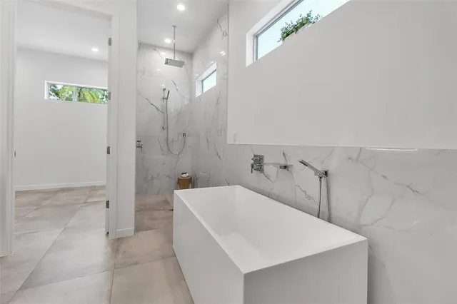 $2,400,000 | 2124 Clematis Place, Sarasota, FL 34239