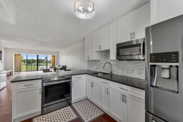 $2,100 | 4489 Luxemburg Court, Unit 306, Lake Worth, FL 33467