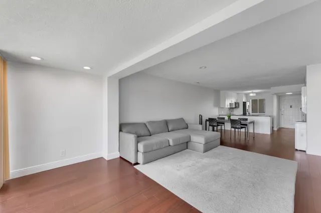 $2,100 | 4489 Luxemburg Court, Unit 306, Lake Worth, FL 33467