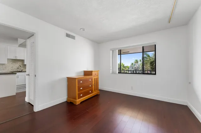 $2,100 | 4489 Luxemburg Court, Unit 306, Lake Worth, FL 33467