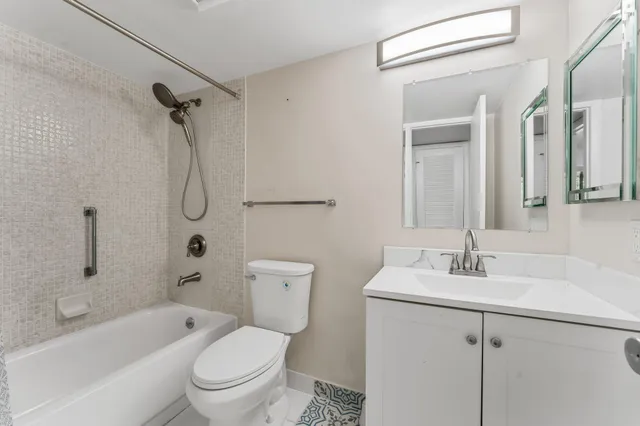 $2,100 | 4489 Luxemburg Court, Unit 306, Lake Worth, FL 33467