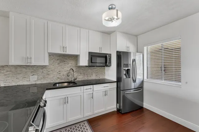 $2,100 | 4489 Luxemburg Court, Unit 306, Lake Worth, FL 33467