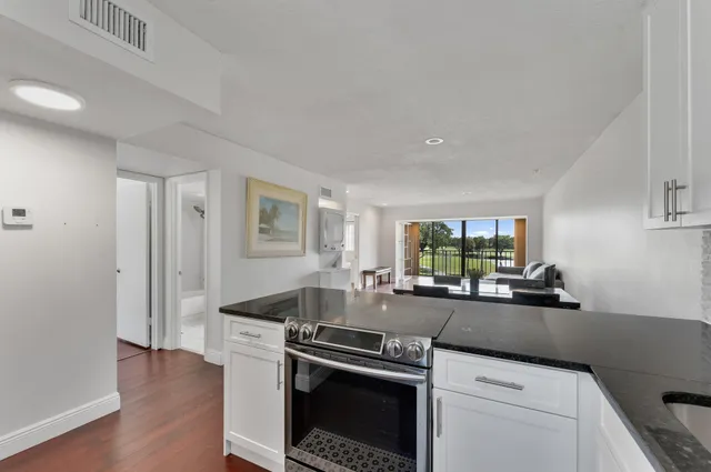 $2,100 | 4489 Luxemburg Court, Unit 306, Lake Worth, FL 33467