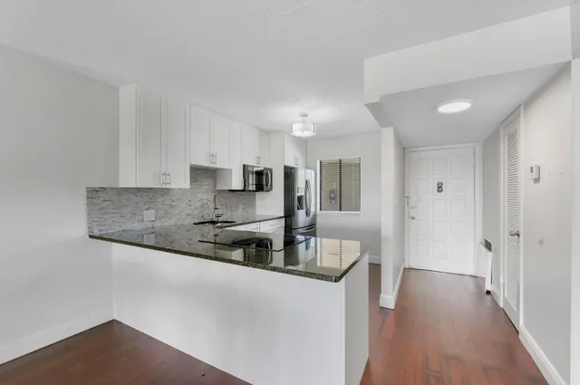 $2,100 | 4489 Luxemburg Court, Unit 306, Lake Worth, FL 33467