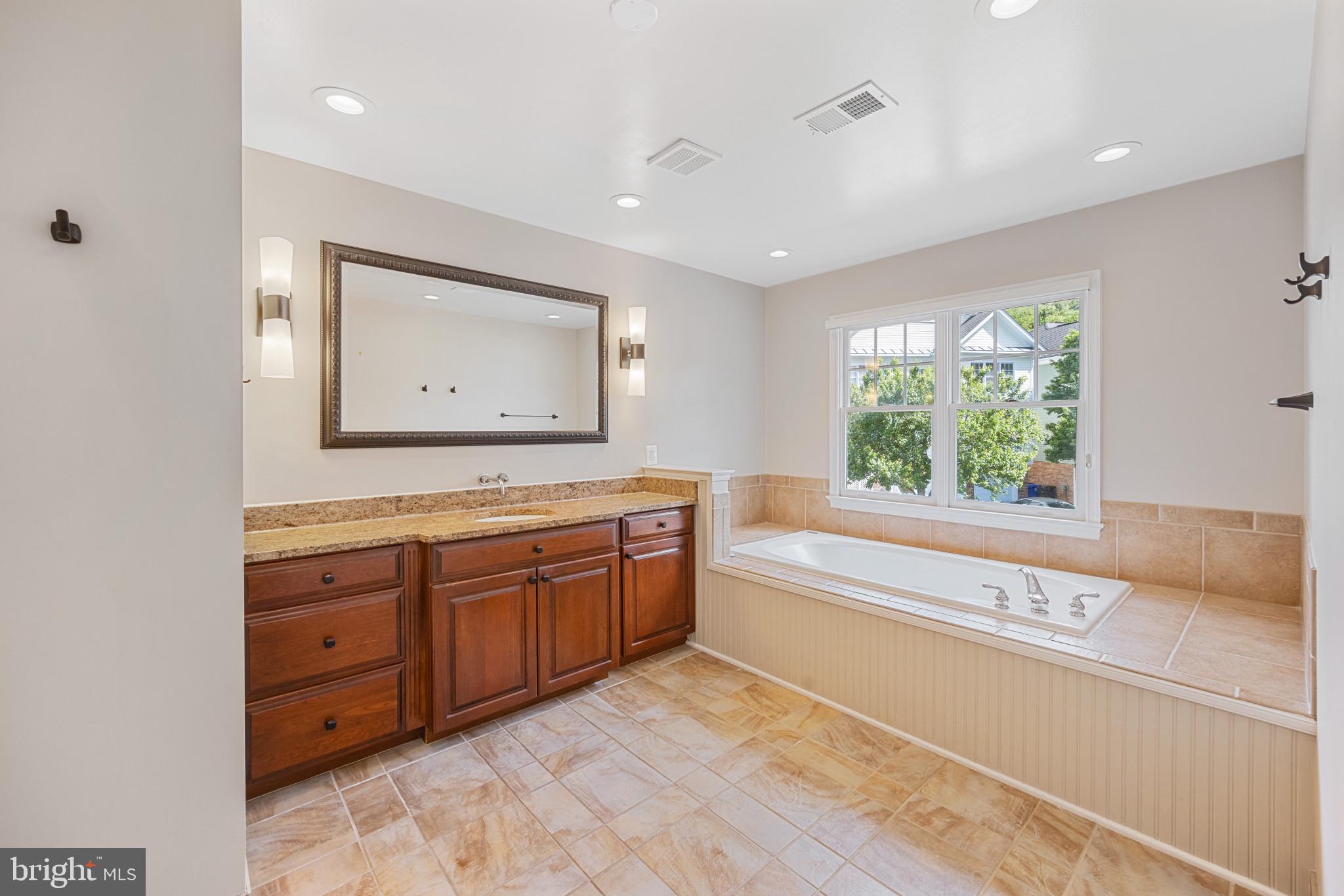 2181 South Glebe Road Arlington, VA 22206 - Photo 25 of 46 Primary bathroom