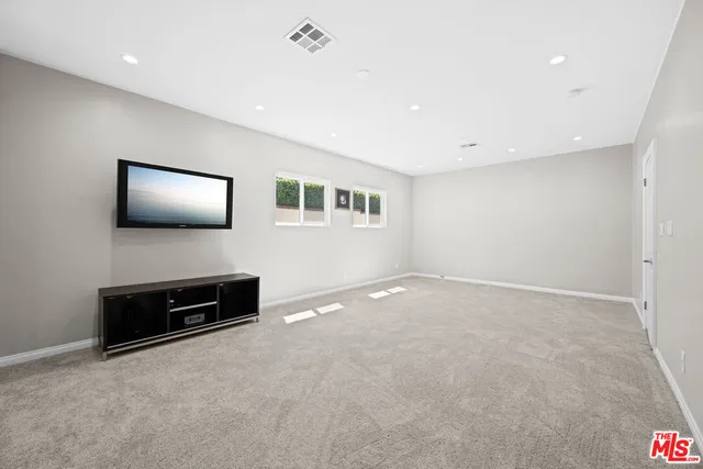 a view of livingroom with furniture