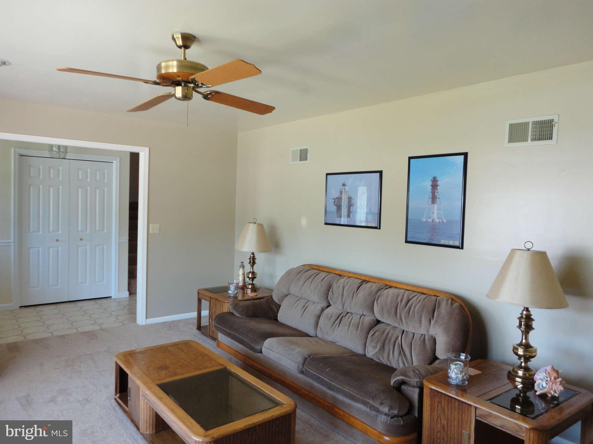 2509 Maple Road Baltimore, MD 21219 - Photo 13 of 30 Living Room