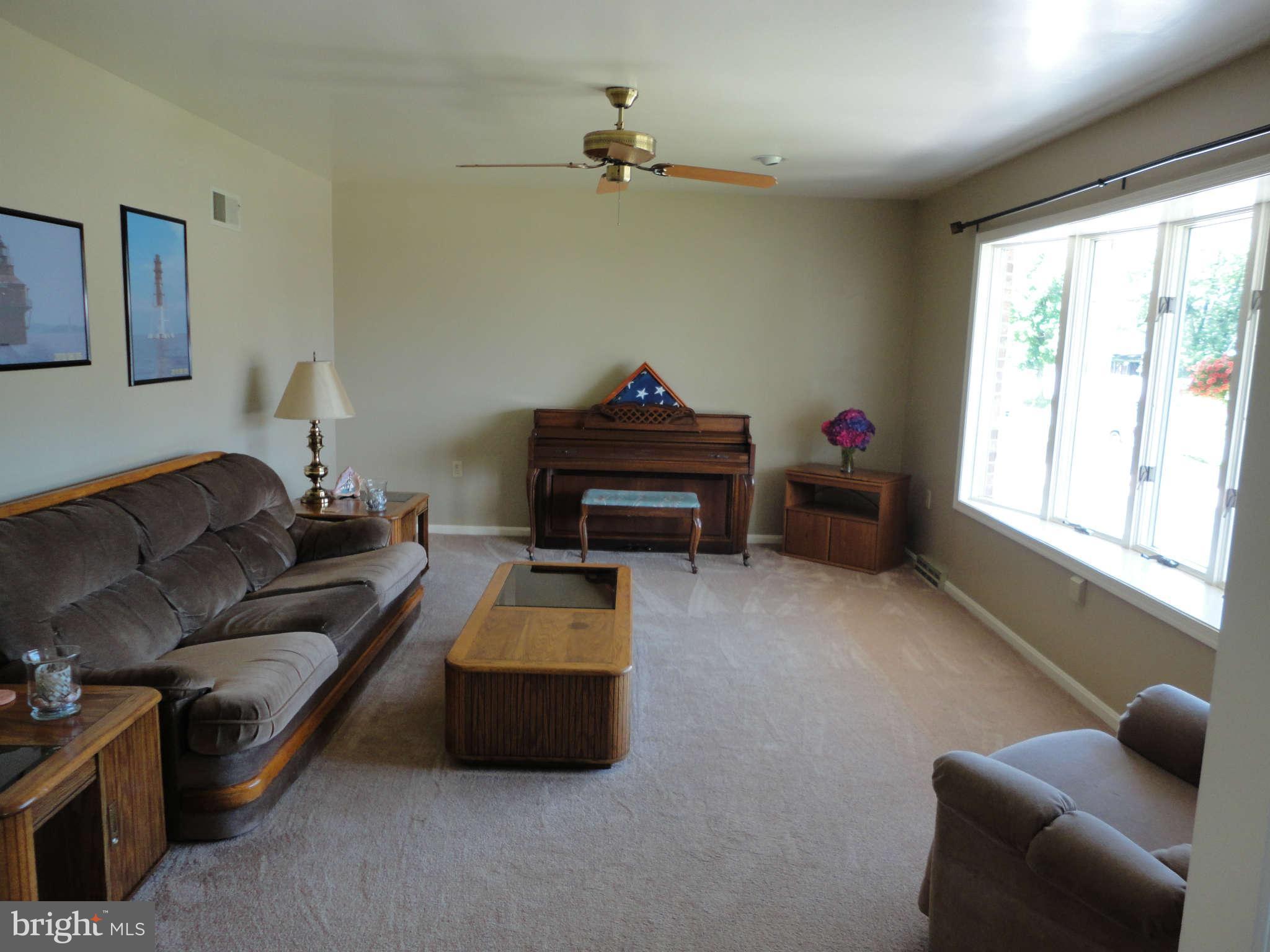 2509 Maple Road Baltimore, MD 21219 - Photo 14 of 30 Living Room