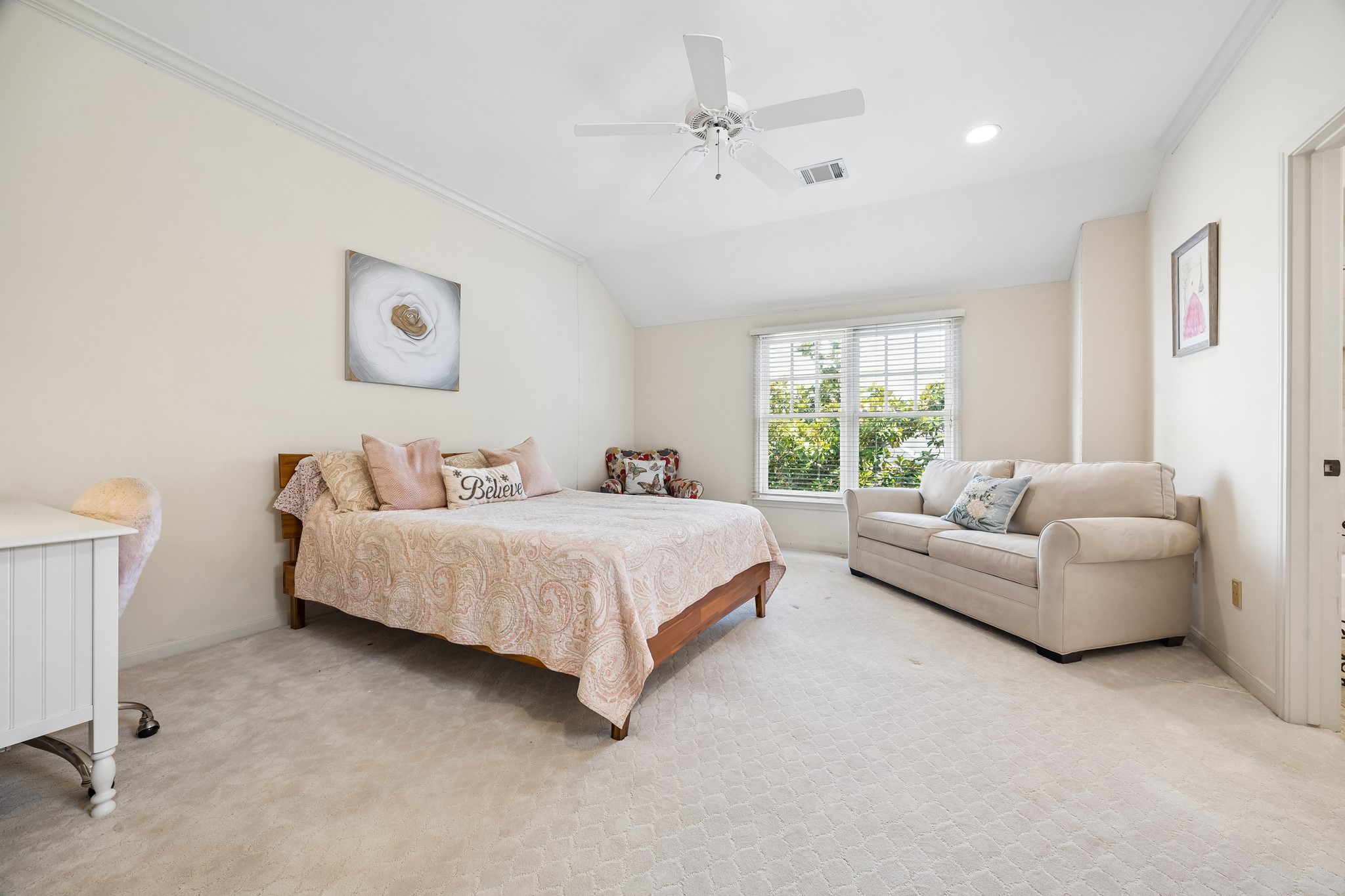 2207 Dunraven Lane Houston, TX 77019 - Photo 22 of 33 Third floor bedroom - great for that Au Pair or teenager ....or your mother-in-law