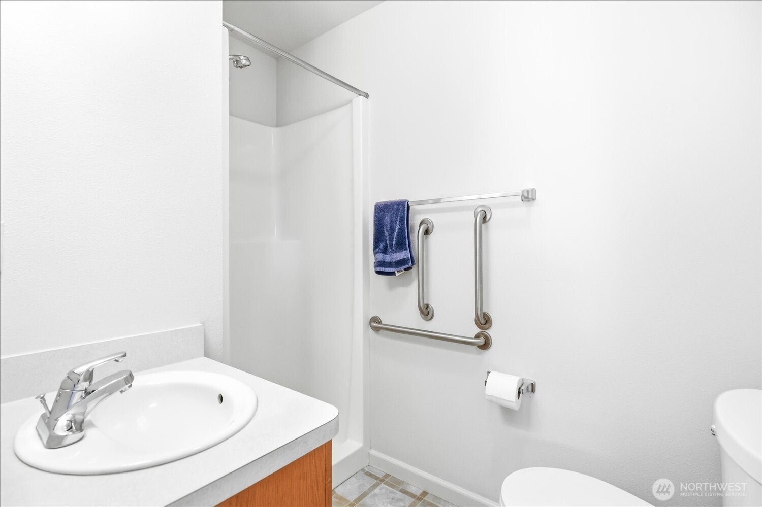 221 Shane Porter Road Walla Walla, WA 99362 - Photo 20 of 38 a bathroom with a sink a toilet and a mirror