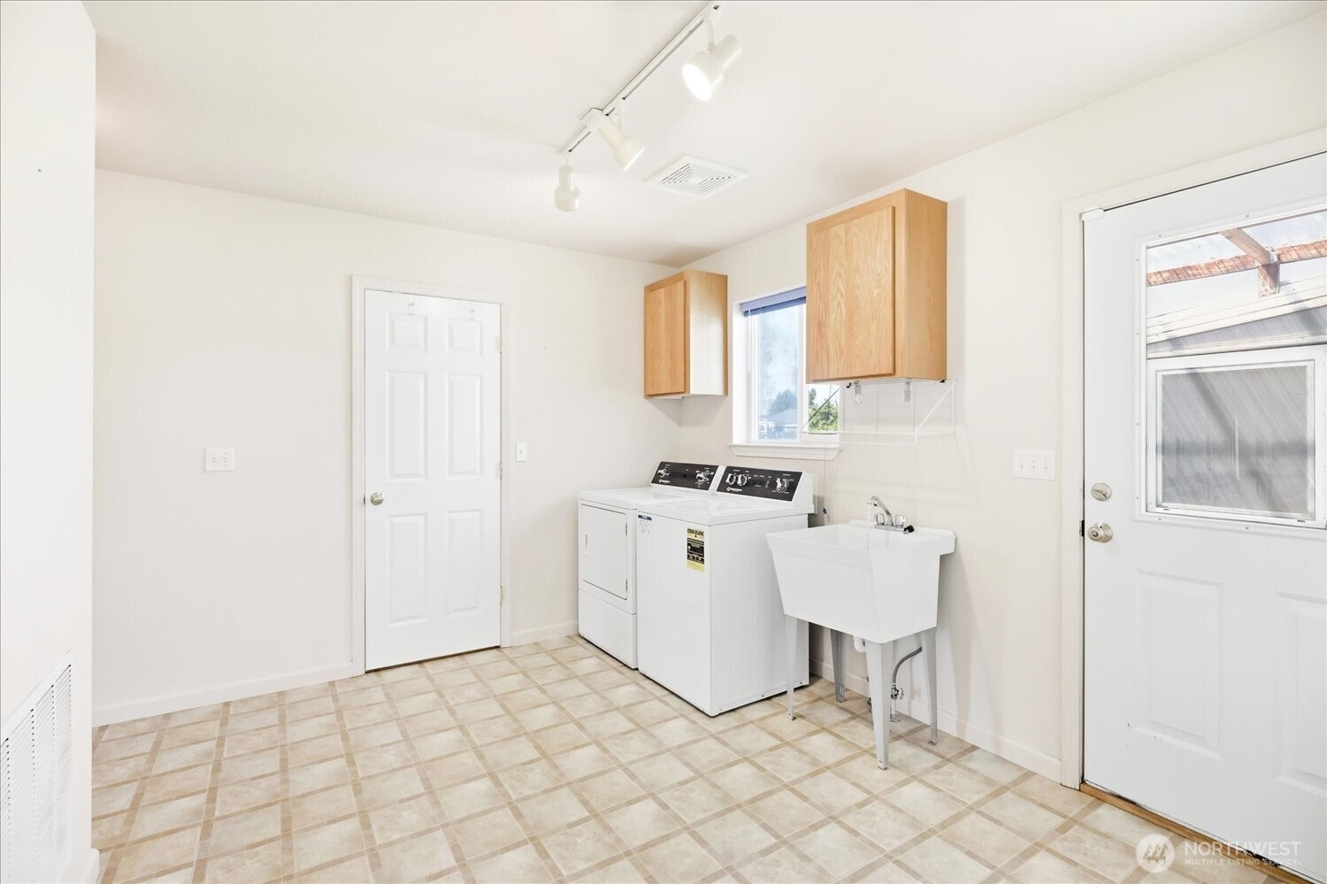 221 Shane Porter Road Walla Walla, WA 99362 - Photo 21 of 38 a utility room with cabinets washer and dryer
