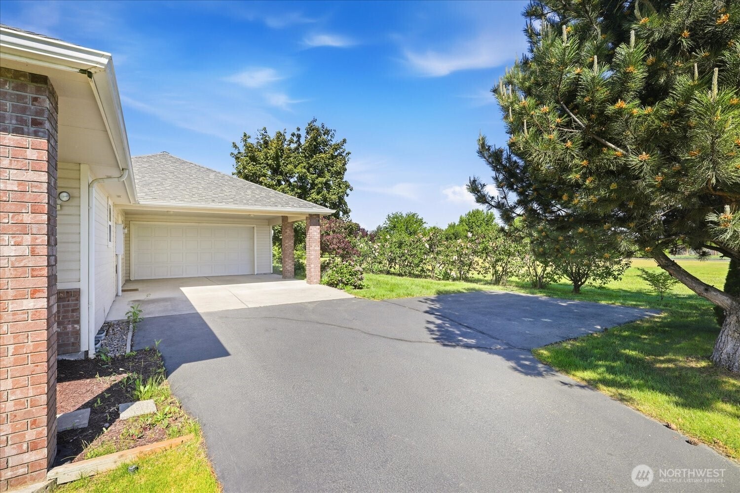 221 Shane Porter Road Walla Walla, WA 99362 - Photo 25 of 38 a front view of a house with a yard and garage