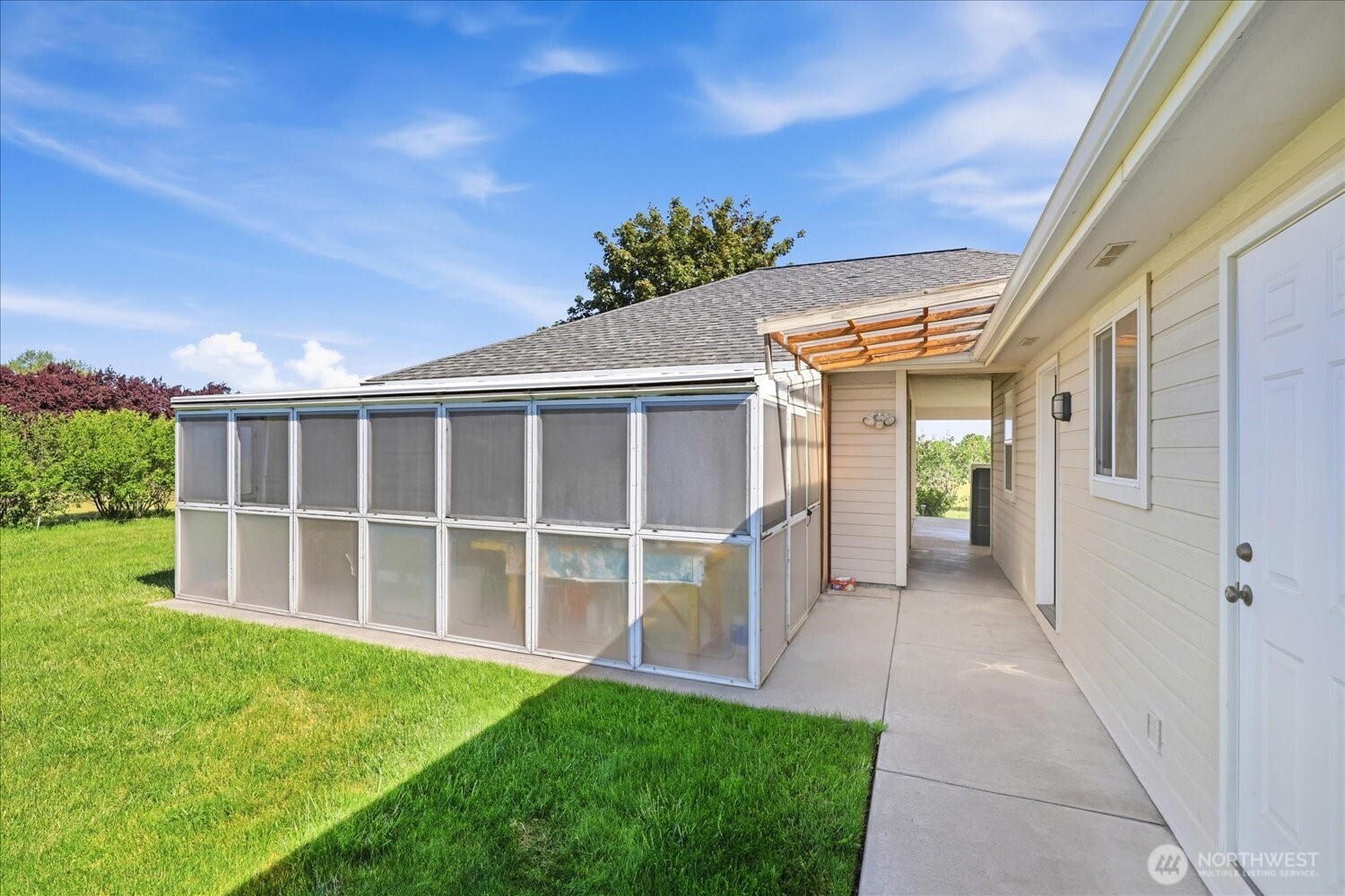 221 Shane Porter Road Walla Walla, WA 99362 - Photo 29 of 38 a view of an house with backyard floor and a tub