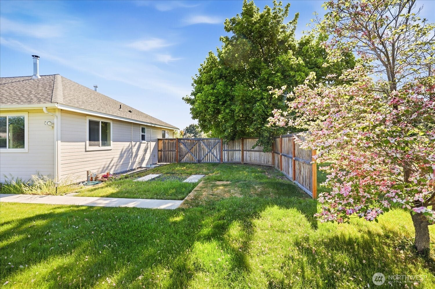 221 Shane Porter Road Walla Walla, WA 99362 - Photo 31 of 38 a view of a backyard with table and chairs and wooden fence