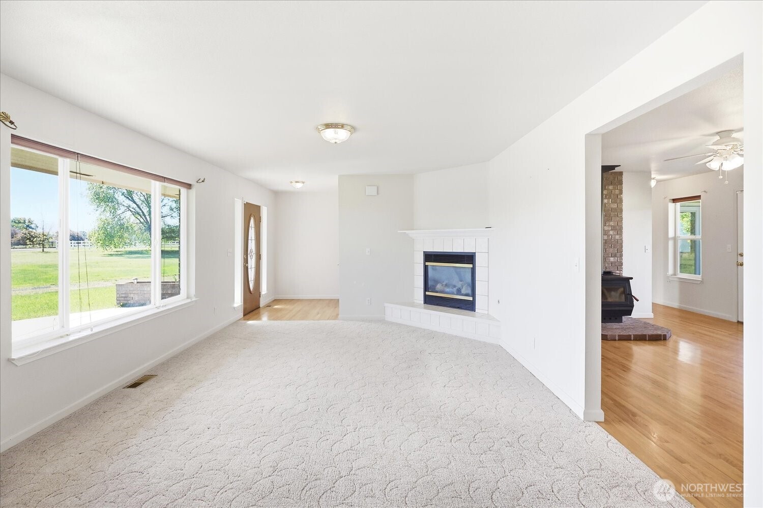 221 Shane Porter Road Walla Walla, WA 99362 - Photo 5 of 38 a view of an empty room with a window