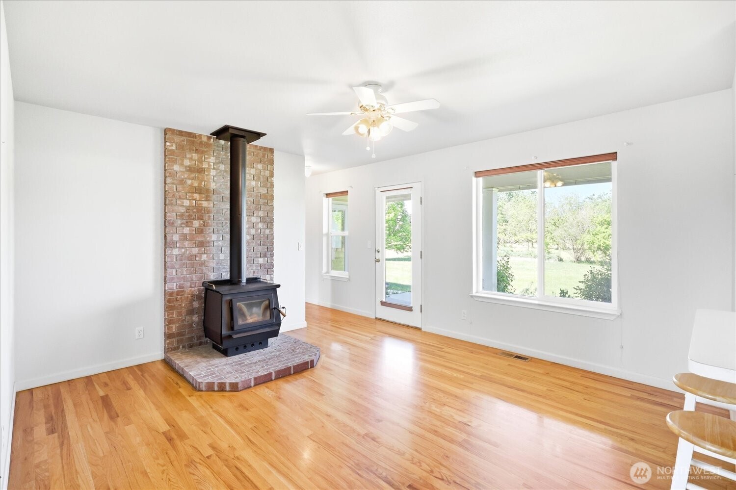221 Shane Porter Road Walla Walla, WA 99362 - Photo 6 of 38 a view of a livingroom with a window