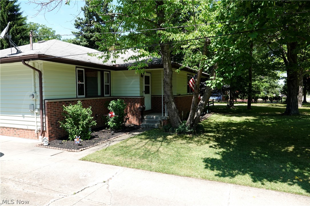 1044 Lander Road Cleveland, OH 44143 - Photo 5 of 23