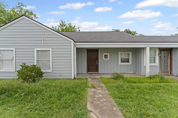 $1,300 | 3216 Avenue I, Rosenberg, TX 77471