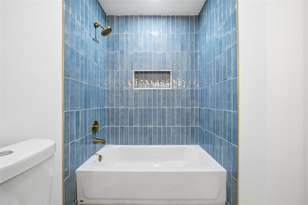 1221 Chestnut Street Waco, TX 76704 - Photo 18 of 32 a bathroom with a tub