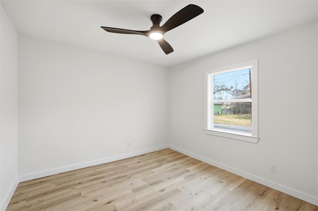1221 Chestnut Street Waco, TX 76704 - Photo 24 of 32 an empty room with a window and a ceiling fan