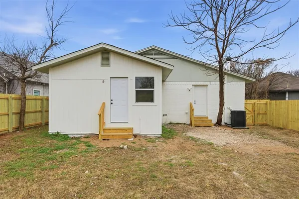 a view of a house with backyard