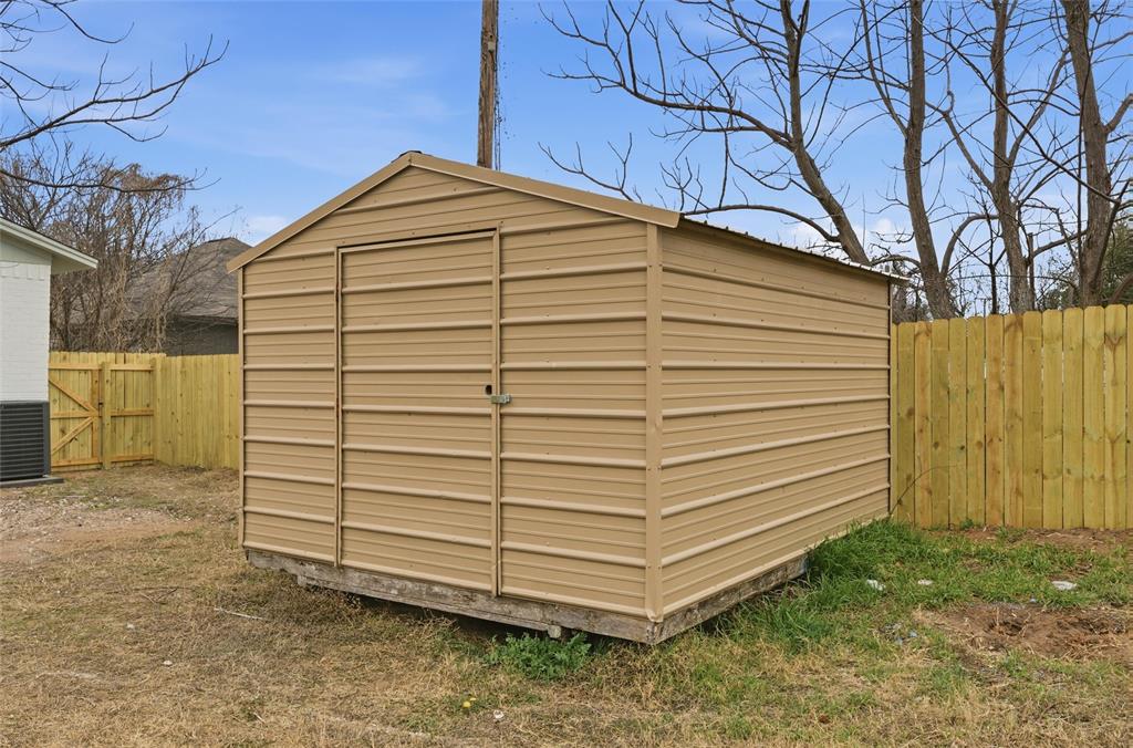 1221 Chestnut Street Waco, TX 76704 - Photo 30 of 32 a view of a back yard of the house