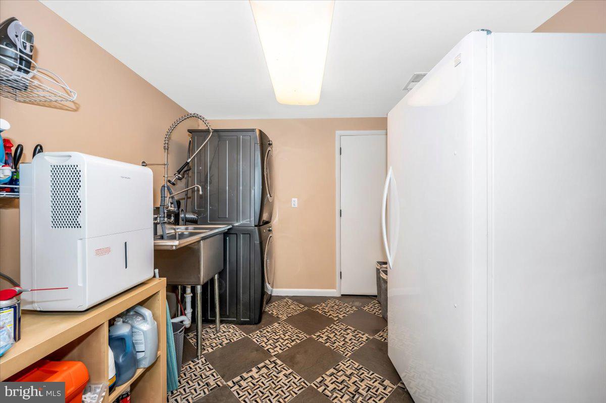 8803 Postoak Road Potomac, MD 20854 - Photo 48 of 66 a view of entryway with workspace