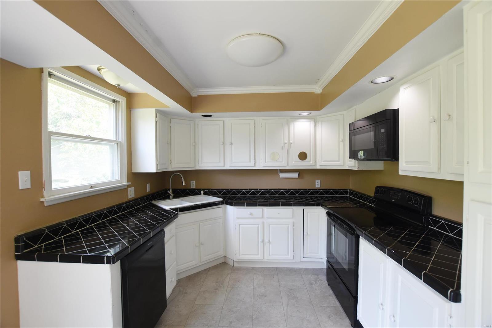 609 Parker Drive Ballwin, MO 63021 - Photo 11 of 29