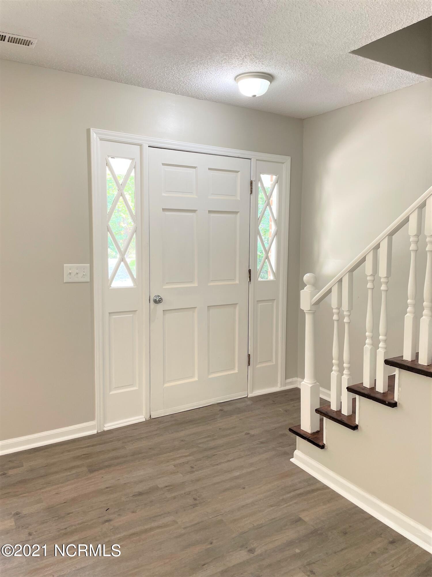 1285 Old Maplehurst Road Jacksonville, NC 28540 - Photo 2 of 32 foyer