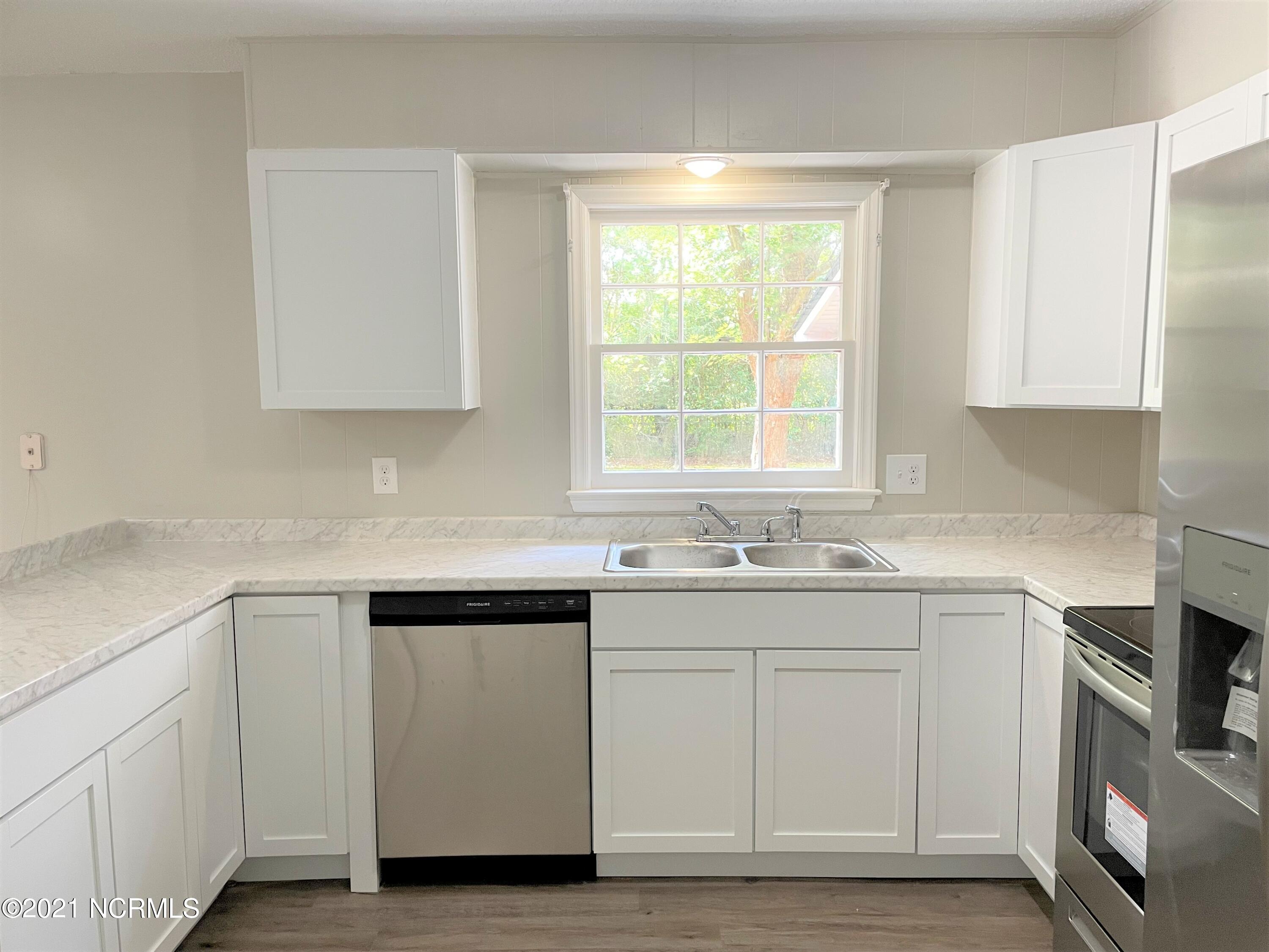 1285 Old Maplehurst Road Jacksonville, NC 28540 - Photo 8 of 32 kitchen4