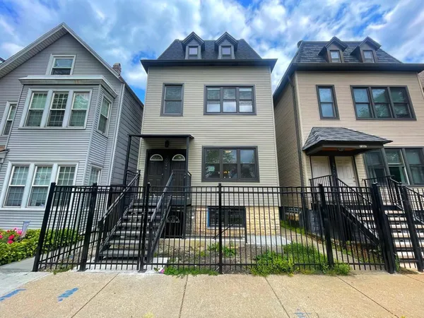 $3,895 | 2309 North Campbell Avenue, Unit 3, Chicago, IL 60647