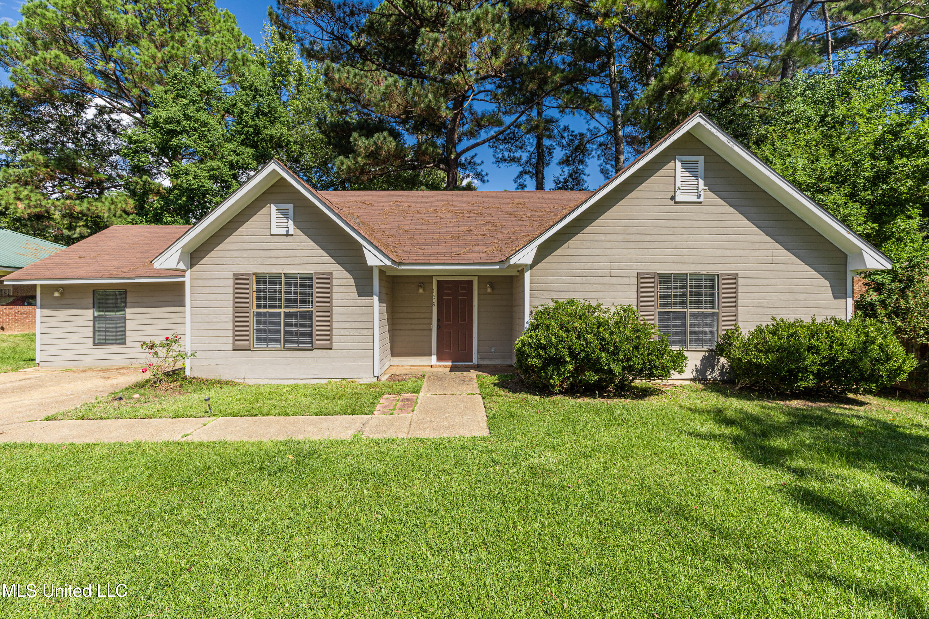 108 Wildwood Lane Brandon, MS 39047 - Photo 2 of 36 IMG_5893