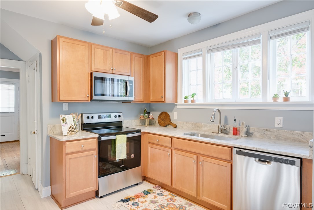 807 Edgehill Road Richmond, VA 23222 - Photo 14 of 46 Large eat-in kitchen with new granite countertops