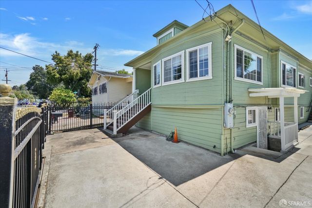 a view of a house with a backyard