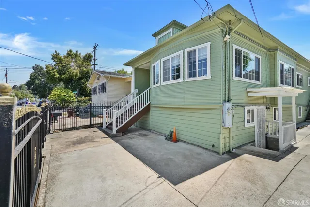 a view of a house with a backyard