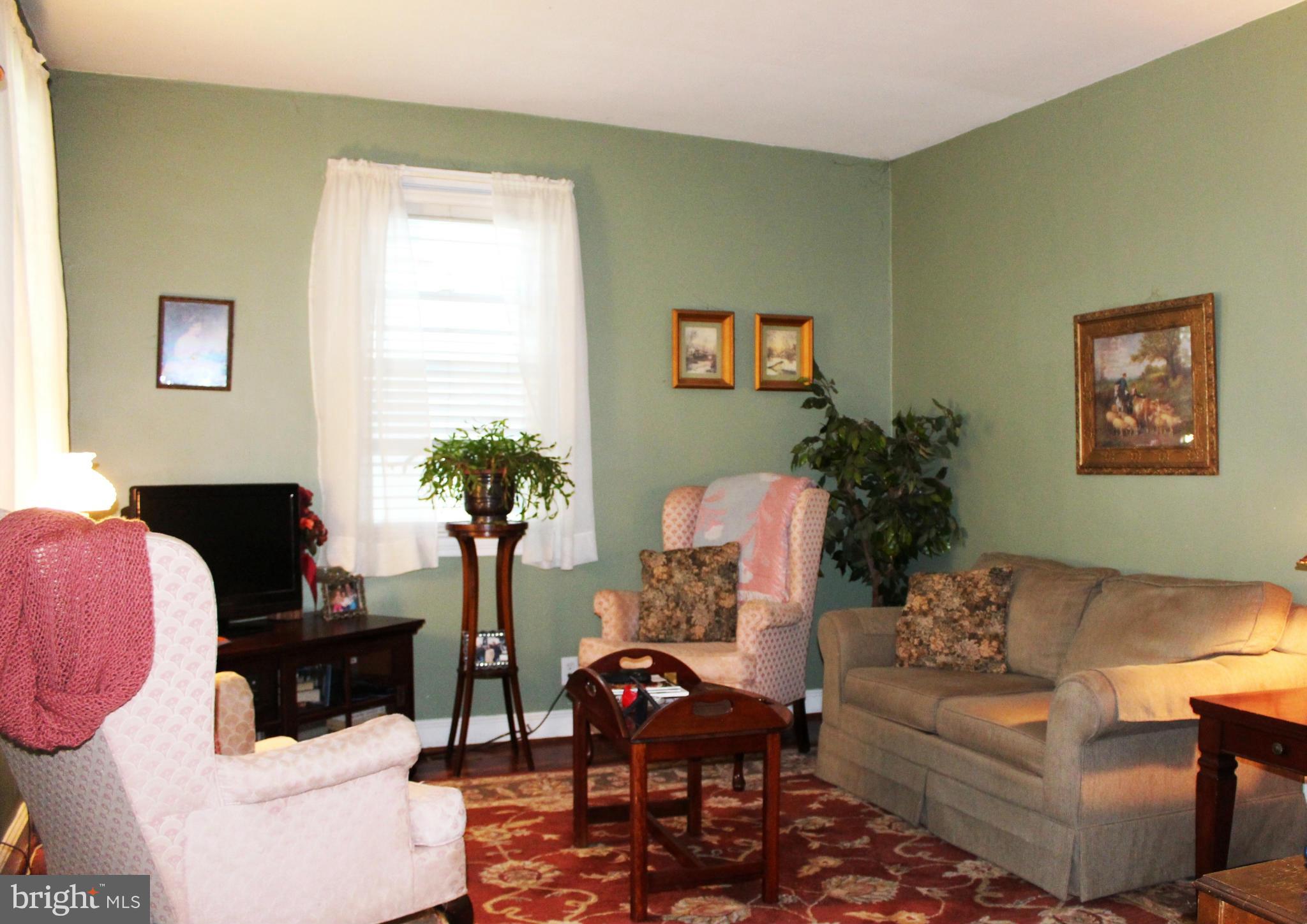 1021 Fairview Road Hagerstown, MD 21742 - Photo 3 of 23 Living Room