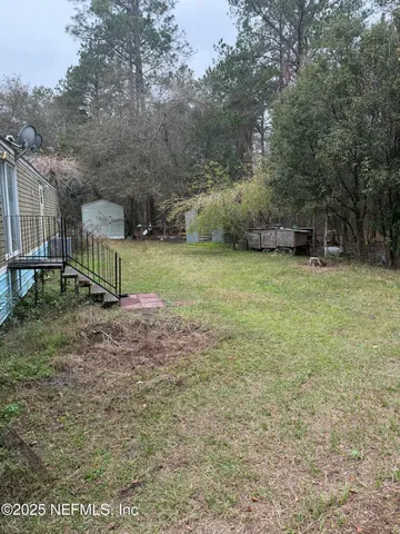 a view of a backyard