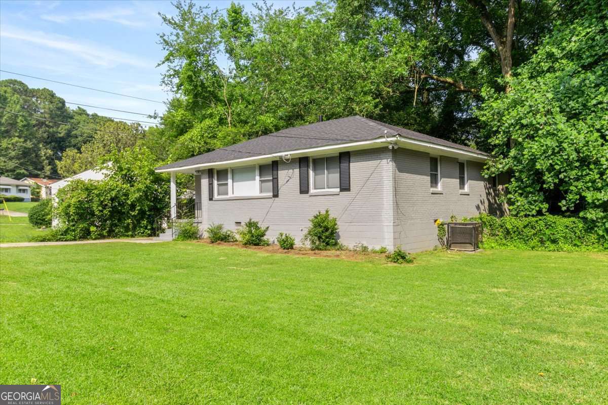 752 Jefferson Avenue Southwest Atlanta, GA 30315 - Photo 3 of 30 a front view of a house with a garden