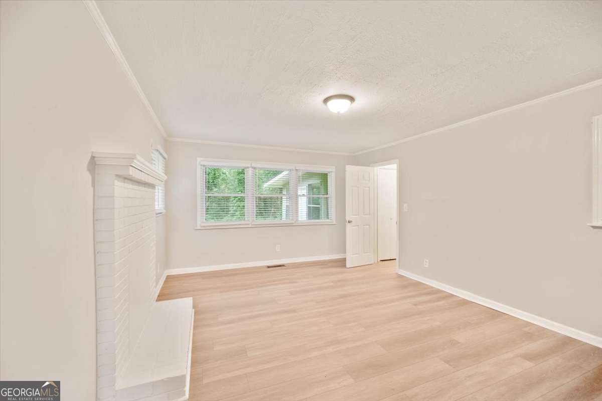 752 Jefferson Avenue Southwest Atlanta, GA 30315 - Photo 6 of 30 an empty room with windows