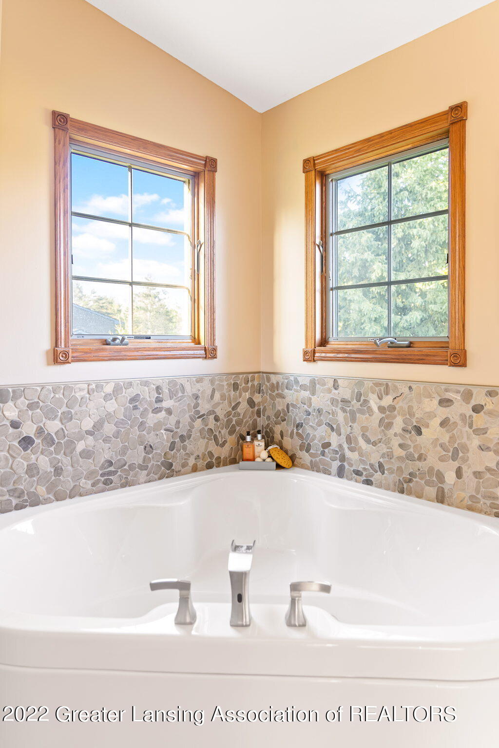 2440 Gilbert Road Lansing, MI 48911 - Photo 30 of 47 Soaker Tub