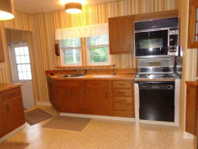 1716 River Bluff Road Niles, MI 49120 - Photo 9 of 17 kitchen