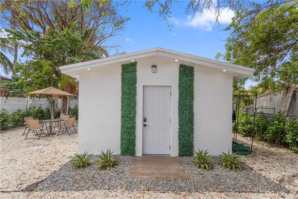 $1,600 | 3016 Northwest 22nd Court, Unit 3020, Miami, FL 33142