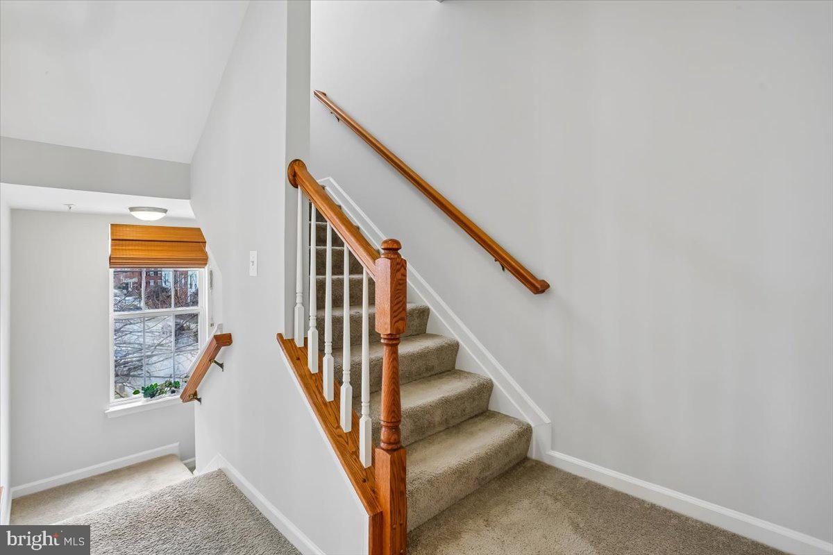 723 Main Street, Unit 723B Gaithersburg, MD 20878 - Photo 5 of 70 Light filled staircases